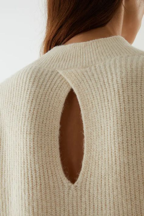 White Sweater Outfit, Knitwear Details, Minimal Chic Style, White Turtleneck Sweater, Winter Knitwear, Knit Alpaca, Beige Top, Knitwear Fashion, Chic Sweaters