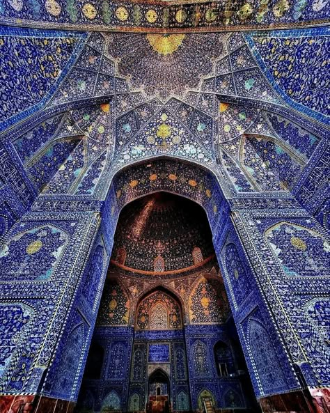 📖 The Shah Mosque is located in the Iranian city of Isfahan, which is now a UNESCO World Heritage Site. Its construction is associated with the Safavid dynasty, and in particular with Abbas Shah I (1588-1629). It is one of the finest examples of Persian architecture of its time and today. The building was part of Abbas I's policy of empire-building: in 1598, he moved his imperial headquarters to the city of Isfahan, and at the same time began a major construction project. He also began a major Shah Ismail, Architecture House Drawing, Islamic Carpet, South Asian Architecture, Iman Maleki, Shah Mosque, Most Beautiful Mosques, Middle Eastern Architecture, Ancient Persian Architecture