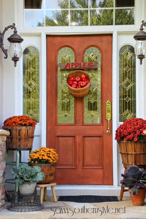 Apple Basket Decor, Fall Front Porch Decor Ideas, Apple Basket, Halloween Decor Diy, Christmas Crafts To Sell, Basket Decor, Thanksgiving Decorations Diy, Savvy Southern Style, Fall Front Porch Decor