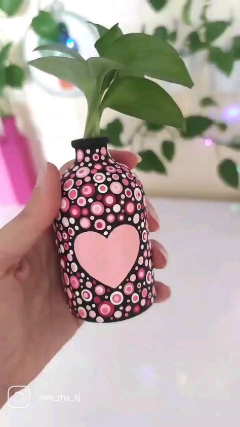 Small Bottle Painting, Mothersday Gifts Diy, Bottles Decoration Diy, Bottle Art Projects, Glass Bottle Diy, Pot Painting, Diy Glass Bottle Crafts, Glass Bottles Art, Diy Wall Art Decor