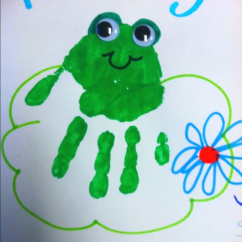 Handprint frog ~Pinned By www.FernSmithsClassroomIdeas.com Hand Print Art, Frog Activities, Frog Theme, Footprint Crafts, Frog Crafts, Footprint Art, Handprint Crafts, Daycare Crafts, Handprint Art