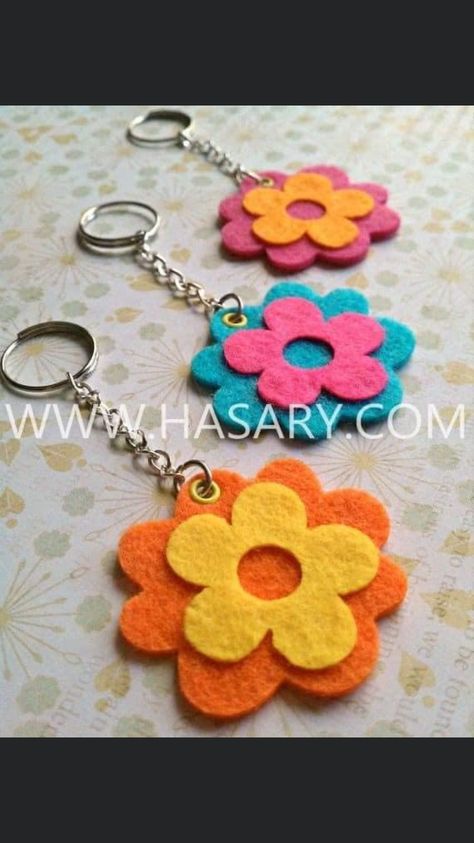 Beautiful Keychains, Laser Cut Felt, Felt Keyring, Felt Keychain, Yag Laser, Pola Sulam, Mothers Day Crafts, Diy Keychain, Felt Diy