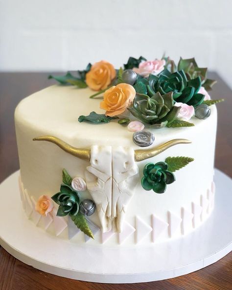 Gorgeous boho cake with cow skull, succulents, and tribal accents Country Style Birthday Cake, Western Cake For Woman, Cow Skull Birthday Cake, Cow Skull Cupcakes, Cute Western Birthday Cakes, Southwestern Cake Ideas, Western 21st Birthday Cake, Western Chic Birthday Cake, Longhorn Birthday Cake