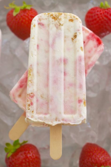 Strawberry Cheesecake Popsicles, Frozen Popsicles, Cheesecake Popsicles, Healthy Popsicle Recipes, Ice Pop Recipes, Bigger Bolder Baking, Fruit Popsicles, Ice Cream Pops, Homemade Popsicles