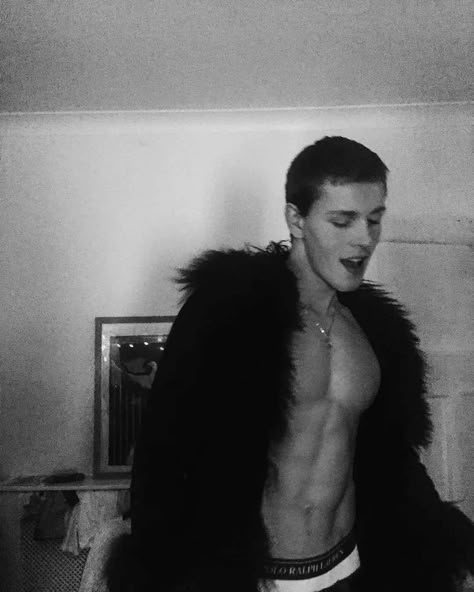 andrew calloway - kismet by starr & nova . Harris Dickinson, George Mackay, The Darkest Minds, Dream Guy, Pretty People, Beautiful People, Pop Culture, Fur Coat, Actors