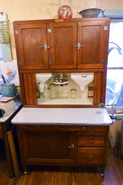 The Wildwood Flower: 1922 Hoosier Beauty Cabinet 1920s Antiques, Bakers Cabinet, Neat Furniture, Antique Hoosier Cabinet, Primitive Kitchens, Flour Storage, Vintage Kitchen Cabinets, Hoosier Cabinets, Old Fashioned Kitchen