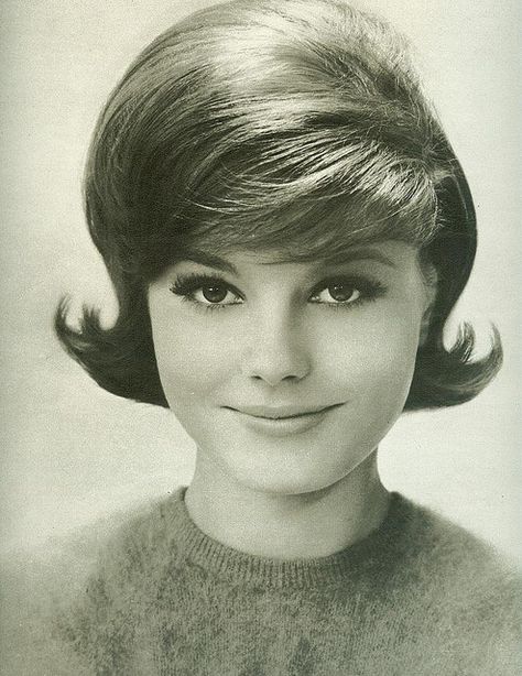 So charmingly vintage girl next door. #vintage #1960s #sixties #fashion #hairstyles Beyonce Hair, 1960s Hair, 60s Hair, 60s Women, Athletic Hairstyles, Penteado Cabelo Curto, Curly Bob Hairstyles, Retro Hairstyles, Hair Reference