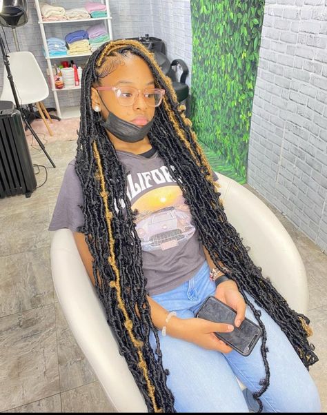 Soft Loc Updo Styles Long, Peak A Boo Butterfly Locs, Long Fox Locs Hairstyles, Long Butterfly Locs With Color Blonde, Fox Locs Hairstyles For Black Women, Peek A Boo Butterfly Locs, Butterfly Locs With Color Brown, Soft Locs With Highlights, Soft Locs Peek A Boo