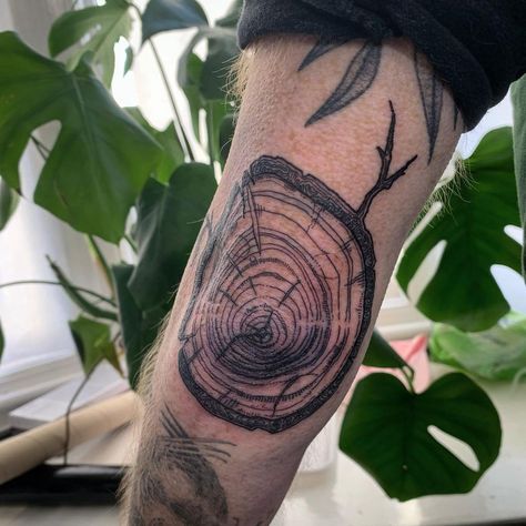 266 Likes, 7 Comments - Sophie Jess (@bloodflowerstattoo) on Instagram: “Tree ring elbow on my partner 🪵” Tree Ring Tattoo, Tattoo Pieces, Tat Inspiration, Elbow Tattoo, Cute Engagement Photos, Elbow Tattoos, Tattoo Collection, Just Ink, Tree Ring