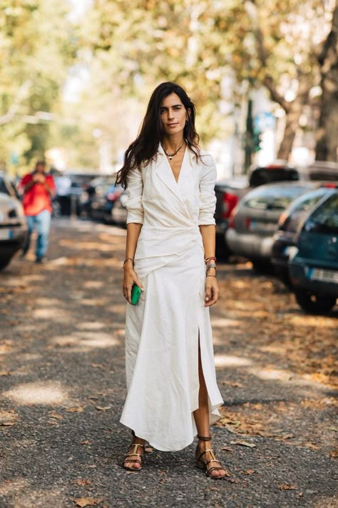 Fashion trends: 25 ways to wear white this season | Vogue Paris Summer Street Style, Model Street Style, La Fashion Week, Summer Street, Copenhagen Fashion Week, Looks Street Style, Maxi Robes, Street Style Inspiration, Mode Inspo