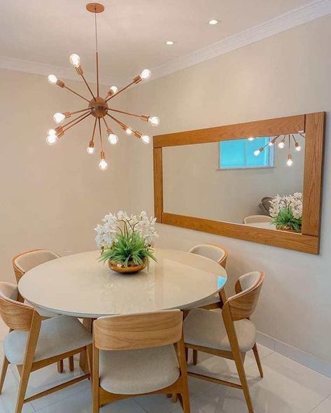 Confira 25 fotos com dicas incríveis de como usar o espelho a favor da decoração e até mesmo ajudar a ampliar seu cômodo pequeno! Small Table And Chairs, Dinning Room Design, Casa Vintage, 아파트 인테리어, Decor Home Living Room, Home Alone, House Interior Decor, Home Design Decor, Apartment Living Room