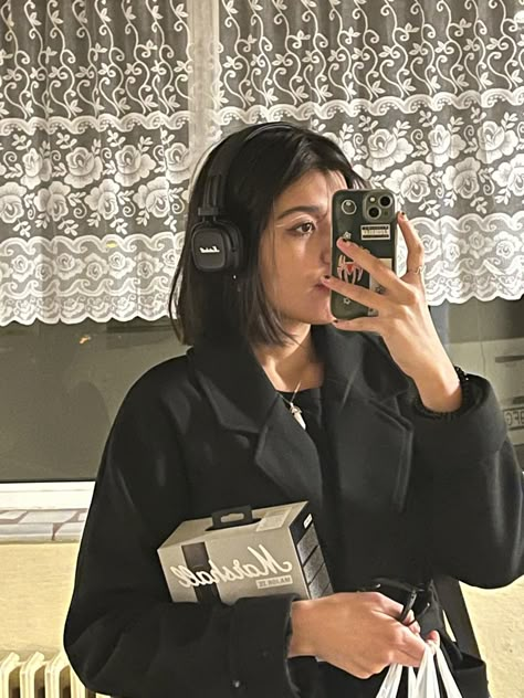 Headphone Girl, 2010s Tumblr, Marshall Headphones, Asia Aesthetic, Tumblr Hipster, Acubi Style, Girl With Headphones, Cute Headphones, Girl Grunge