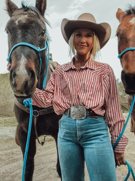 Vintage Wrangler Shirt Outfit, Rancher Outfits, Western Look For Women, Ranching Outfits, Ranch Outfits For Women, Rodeo Fits, Ranch Outfits, Yellowstone Outfits, Rocky Mountain Jeans