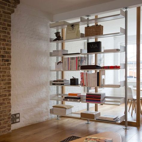 606 Universal Shelving System designed by Dieter Rams in 1960 Wall Shelving Systems, Cat Wall Shelves, Office Shelving, Floating Cabinets, Shelving Design, Shelf System, Diy Wall Shelves, Modular Walls, Modular Shelving