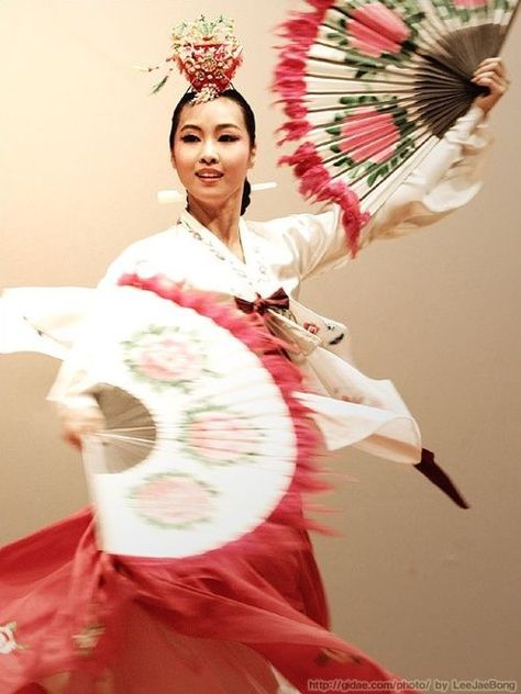 Cool Traditional Korean Dress Buchaechum is a traditional form of Korean dance also called a fan dance, usuall... Check more at http://24shop.cf/fashion/traditional-korean-dress-buchaechum-is-a-traditional-form-of-korean-dance-also-called-a-fan-dance-usuall/ Korean Dance, Fan Dance, Korean Traditional Dress, World Dance, Female Dancers, Korean Hanbok, Traditional Dance, Traditional Korean, Folk Dance