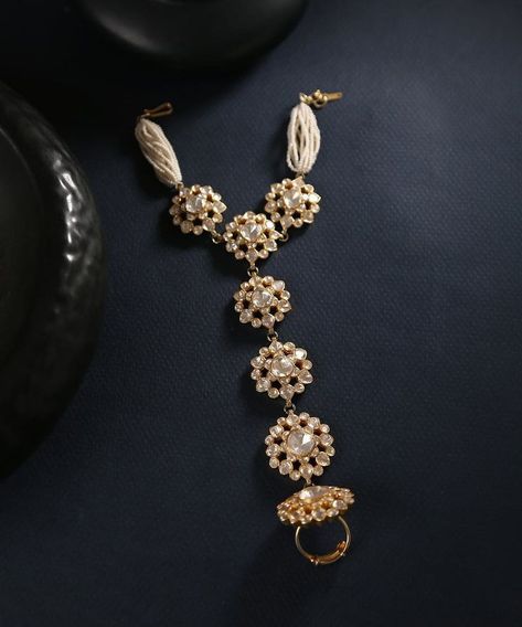 Hathphool Gold, Indian Hand Jewelry, Wedding Jewelry Sets Bridal Jewellery, Bridal Jewellery Inspiration, Bridal Necklace Designs, Bridal Jewelry Vintage, Pretty Jewelry Necklaces, Jewellery Design Sketches, Antique Jewellery Designs