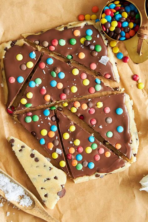 Make this viral chocolate chip cookie dough bark with just eight simple ingredients for a better-for-you sweet treat! Chocolate Chip Cookie Dough Bark, Soft Chocolate Chip Cookie, Cookie Dough Bark, Cake Pucks, Refrigerated Cookie Dough, Bark Recipes, Doll Cookies, Ultimate Chocolate Chip Cookie, Food Dolls