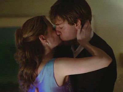 "The Office" The Pam and Jim love affair. First Kiss Office Kiss, Amor Emo, Pam The Office, Jim And Pam, The Office Jim, Jim Pam, Movie Kisses, Jenna Fischer, The Office Show