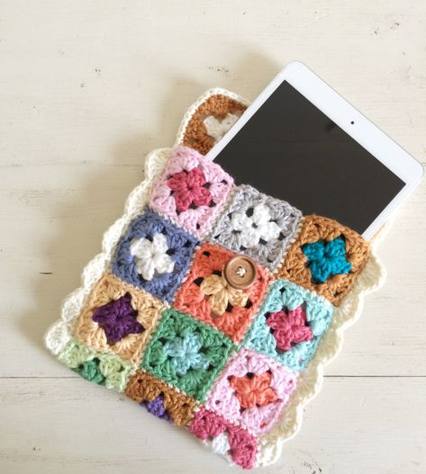 13 Awesome Granny Square Projects - Do you love granny squares? Be inspired but these 13 projects ideas for granny squares. Granny Square Eyeglass Case, Mini Flower Granny Square, Crochet Book Sleeve Free Pattern Granny Square, Crochet Airpods Case Granny Square, Mini Crochet Squares, Small Crochet Squares, Mini Granny Square Projects, Mini Granny Square Bag, Granny Square Laptop Case