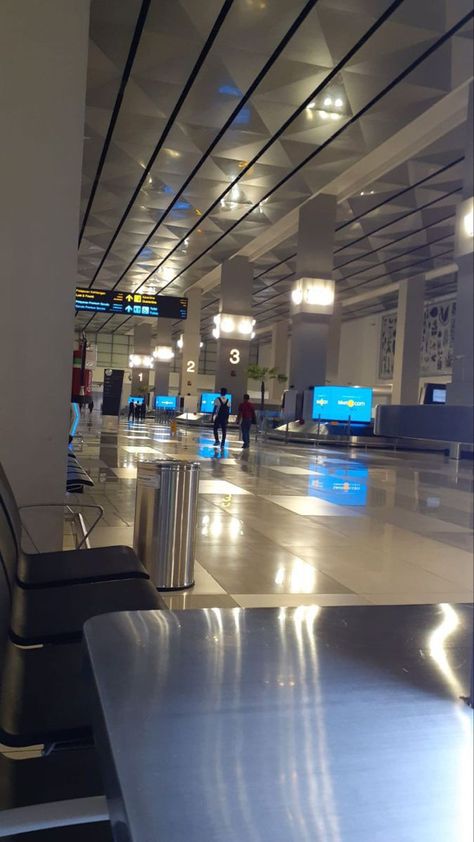 Aeroport Aesthetic, Airport Vibes, City Life Photography, Airport Pictures, Airport Aesthetic, Travel Pictures Poses, Airport Travel, Mood Instagram, Aesthetic Photography Nature