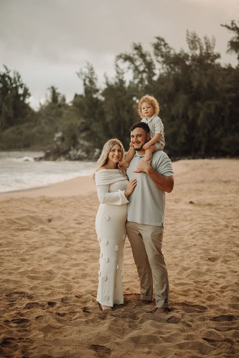 Capture the magic of your maternity journey with a dreamy Maui photoshoot, surrounded by Hawaii’s stunning landscapes! From outfit ideas to beautiful location tips, these Hawaii maternity photo shoot ideas will make your family photos feel warm, personal, and effortlessly memorable. Book Rodrigo for your beach family photos or coastal maternity photos at rodrigomoraesphotography.com. Don’t forget to save this pin for later! Family Photoshoot Beach Ideas, Hawaii Maternity Shoot, Maternity Photos With Family, Maui Photoshoot, Maternity Photo Shoot Ideas, Beach Maternity Photos, Maui Photographers, Family Maternity Photos, Maui Beach