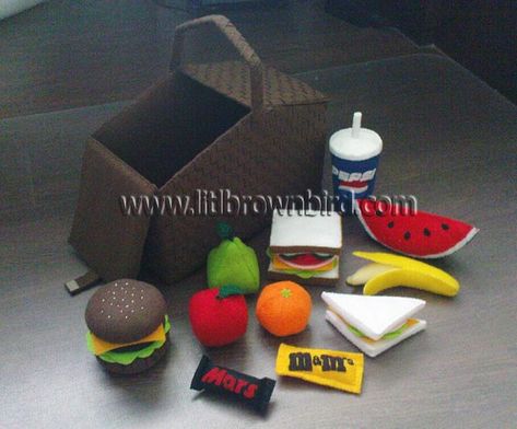 Free Felt Picnic Basket and Food Patterns Felted Owl, Making Felt, Owl Tutorial, Felt Food Diy, Felt Food Patterns, Felt Basket, Free Crafts, Play Pretend, Kids Play Kitchen