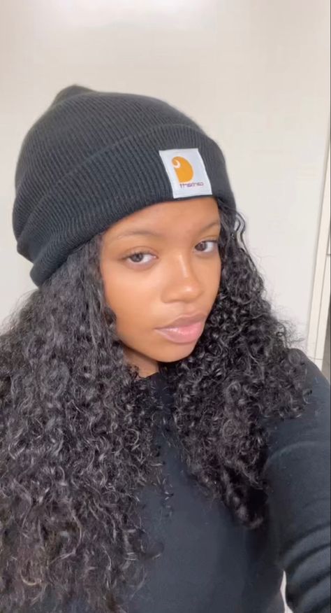 Beanies Curly Hair, Beanie Natural Hair, Black Beanie Hairstyle, Curly Hair And Beanie, Curly Hair In Beanie, Beanie Hairstyles, Curly Afro, Black Beanie, Fall Fits