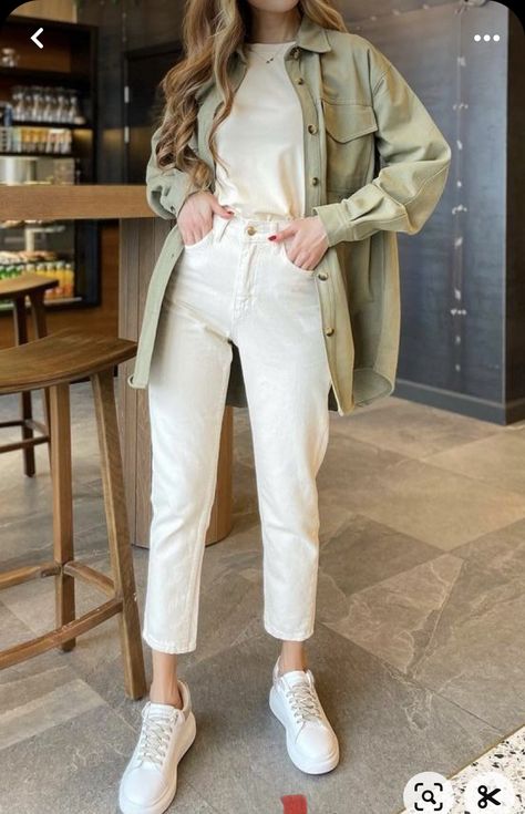 Everyday Work Outfits Casual, Easy Chic Style, Natural Romantic Clothing Style, Outfits With White Pants, Cool Mom Style, White Pants Outfit, Cozy Loungewear, Casual Day Outfits, Easy Trendy Outfits