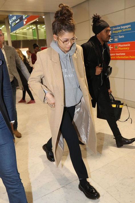 7 Really Comfortable-Looking Pieces Celebs Always Wear to the Airport Leggings Outfit For Work, Celebrity Airport Outfit, Perfect Travel Outfit, Zendaya Outfits, Zendaya Style, Zendaya Coleman, Legging Outfits, Street Style Winter, All Black Outfit