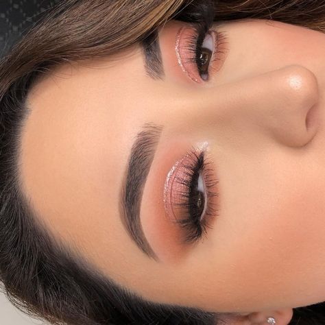 Baby Shower Makeup Looks, Baby Pink Eye Makeup, Simple Quince Makeup, Baby Shower Makeup Ideas, Pink Glam Makeup, Quinceanera Makeup, Prom Eye Makeup, Pink Eye Makeup, Eye Makeup Pictures