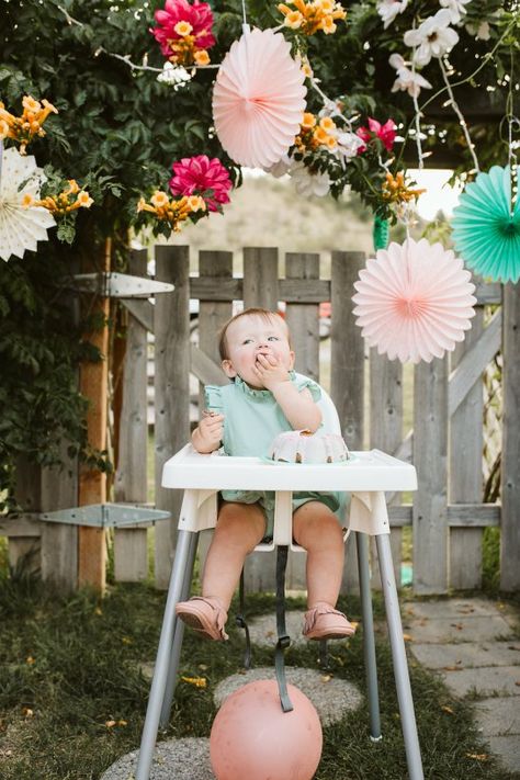 First Birthday At Park, First Birthday Table Setting, Fence Decor Birthday Party, 1st Birthday Garden Party Ideas, Baby Garden Party, Garden Party 1st Birthday Girl, Garden Party Baby Birthday, First Birthday Outdoor Party, Garden Party One Year Old