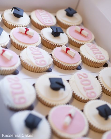 Cake For Graduation University, College Graduation Cupcakes, Graduation Cupcake Designs, Senior Cupcakes, University Graduation Cake, Cupcakes For Graduation Party, Cupcake Graduation Ideas, Grad Cupcakes Ideas, Graduation Deserts Ideas