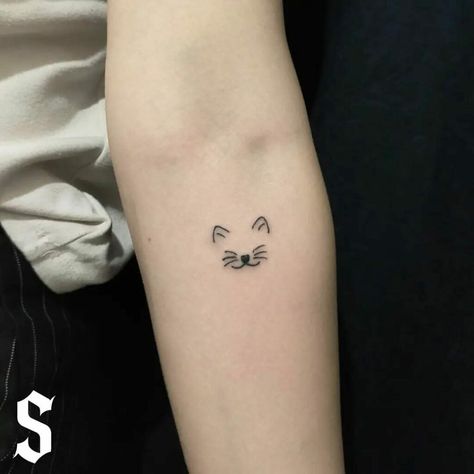 Small Cat Tattoo Ideas, Tiny Cat Tattoo, Small Cat Tattoo, Minimalist Cat Tattoo, Cat Face Tattoos, Cat Outline Tattoo, Nose Tattoo, Unique Tattoos Black Women, Cat Tattoo Ideas