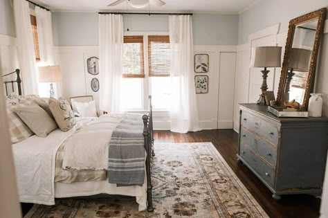 Bedroom from HGTV's HomeTown. I love these colors with the wood!! Bedroom Bliss, Casa Vintage, Coastal Bedrooms, Dreamy Bedrooms, Farmhouse Bedroom, Remodel Bedroom, Master Bedrooms Decor, Guest Bedrooms, Beautiful Bedrooms