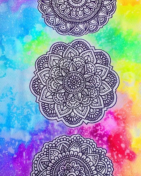 Dani Hoyos Art (@danielahoyos) • Fotos y vídeos de Instagram Mandala Wallpaper, Retro Wallpaper Iphone, Screen Savers Wallpapers, Paisley Art, Mandala Art Lesson, Zentangle Drawings, Rainbow Art, Mandala Drawing, Art Lesson