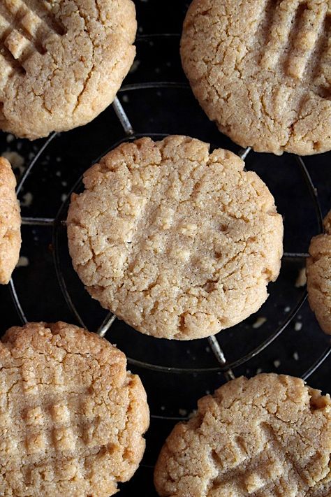 3 Ingredient {Flourless} Spiced Cashew Butter Cookies - cashew/other nut/seed butter, sweetener of choice, egg/flax egg, salt, homemade chai spice mix (she links a recipe or says you can just sub cinnamon), unflavored collagen peptides (optional, would omit or sub another protein/gelatin), dark chocolate of choice (optional, for dipping - I'd use sugar-free chocolate or omit) Date Biscuits, Spiced Cashews, Chai Spice Mix, Cashew Butter, Chai Spice, Spice Cookies, Keto Cookies, Sugar Free Chocolate, Healthy Homemade