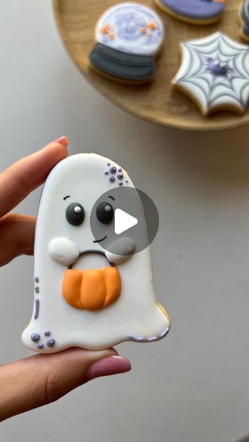 Sana Sodawala on Instagram: "This little ghost is definitely one of my faves from my new Halloween set, it’s just too cute 🥹 Come along and decorate this ghost alongside 6 other fun and spooky biscuits in my new ONLINE decorating class! Whether you want to decorate these for fun or practise some designs for your business - this class is beginner friendly (but it’s great for all levels) and pre-recorded so you can access it anytime, anywhere ✨ All of my online classes come with a full step by s Ghost Decorated Cookies, Ghost Royal Icing Cookies, Decorating Halloween Cookies, Witch Hat Cookies Decorated, Halloween Ghost Cookies, Biscuit Halloween, Ghost Sugar Cookies Decorated, Ghost Cookies Decorated, Ghost Sugar Cookies