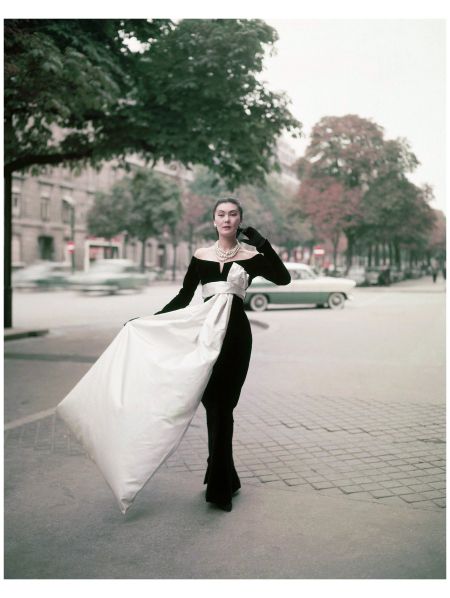 Paris, 1955 This black sheath evening gown by Christian Dior is one of the most striking fashions in the new Paris collections. It is narrowed to pencil slimness below the knees, accenting the top in the way of the French couture for fall and winter.    AVEDON Ysl Saint Laurent, Dior Collection, Black Evening Gown, Dior Dress, Fashion 1950s, Richard Avedon, Designer Evening Dresses, French Fashion Designers, Iconic Dresses