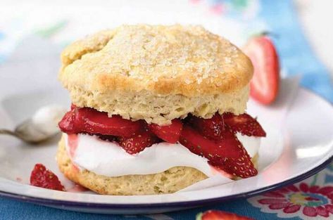 Gluten Free Shortcake Recipe, Gluten Free Shortcake, Mousse Au Chocolat Torte, Easy Strawberry Shortcake, Strawberry Shortcakes, Cake Mug, Strawberry Shortcake Recipes, Shortcake Recipe, King Food