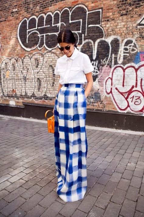 the pink clutch ...: The Leandra Medine Cohen Edit Plaid Print Skirt, Checked Skirt, Casual Skirt, Fashion Stylist, Printed Skirts, Cotton Style, Look Fashion, Gingham, Spring Fashion