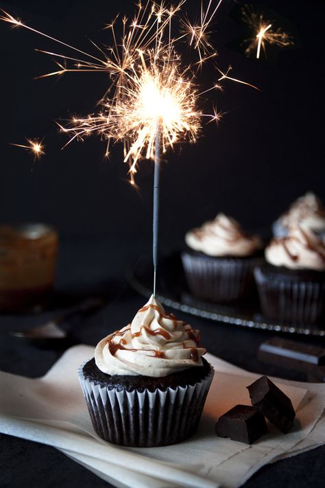 Cake Sparklers, Cupcake Photography, Cupcake Images, Happy Birthday Cupcakes, Cute Birthday Pictures, Happy Birthday Candles, Birthday Wallpaper, Happy Birthday Celebration, Birthday Wishes And Images