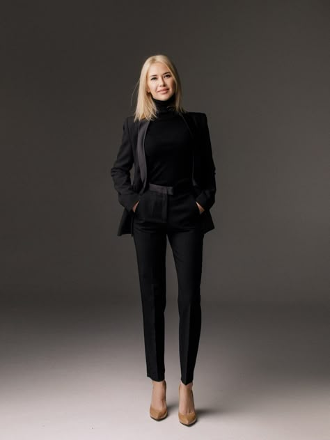 Traditional funeral attire consists of black outfits like a knee-length dress or a suit and tie. To show respect as a guest, wear a formal, conservative outfit. #fashion #formal #HannahCobb #modest Real Estate Attire, Real Estate Agent Outfits, Business Headshots Women, Real Estate Outfits, Real Estate Fashion, Professional Shoot, Business Portraits Woman, Professional Headshots Women, Business Portrait Photography