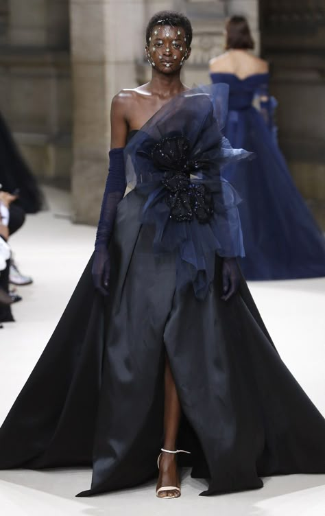 Gala Ball Gowns, Black Haute Couture Gowns, Abs Cbn, Runway Fashion Couture, Galia Lahav, Haute Couture Dresses, Fashion Gowns, Runway Dresses, Gala Dresses