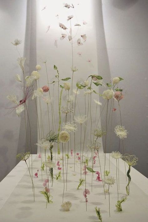 Something quite interesting...Delicate Fabric Sculptures by Laurence Aguerre. Arreglos Ikebana, Sculpture Textile, Textile Sculpture, Flower Installation, Wire Flowers, Flower Sculptures, Deco Floral, Wire Sculpture, Sculpture Installation