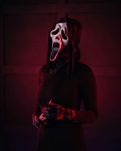 Scream Cosplay, Movie Character Cosplay, Ghostface Scream, Halloween Photography, Scream Movie, Horror Halloween, Halloween Photoshoot, Halloween Photos, Ghost Faces