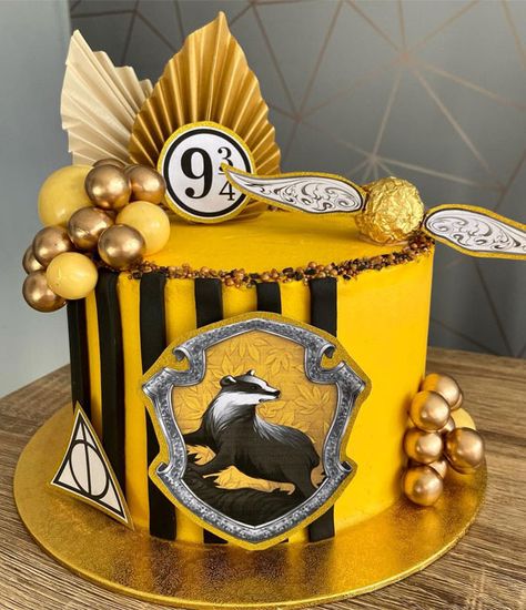 Harry Potter birthday cake, Harry Potter cake, Harry Potter theme cake, Harry Potter cake ideas Harry Potter Birthday Cake Hufflepuff, Hufflepuff Cake Birthday, Hufflepuff Birthday Party Ideas, Hogwarts Castle Cake, Hufflepuff Cake, Harry Potter Cakes Birthday, Aesthetic Fall Backgrounds, Birthday Cake Harry Potter, Pastel Harry Potter