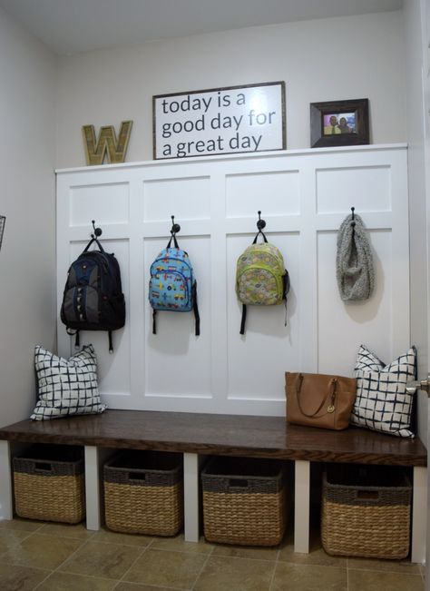 Create an organized school drop off zone to help your family get out the door more easily in the mornings-- no more searching around for missing items! Entry Makeover, Entrance Storage, Mudroom Makeover, Diy Home Decor For Apartments, Diy Mudroom, Mudroom Decor, Diy Entryway, Mudroom Design, Hal Decor