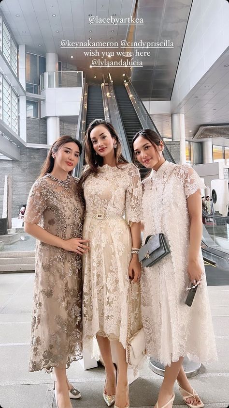 Inspirasi Bridesmaid, Dress Kebaya Modern, Kebaya Tile, Brokat Modern, Dress Brokat Modern, Family Dress, Outfit Reference, Dress Kebaya, Modern Kebaya