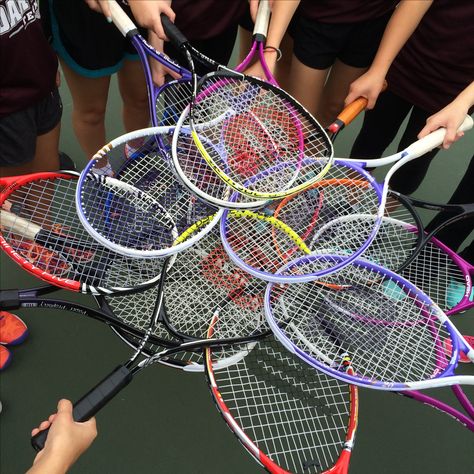 Tennis team should do a picture like this ;) Tennis Tournament Aesthetic, Tennis Collage, Mode Tennis, Tennis Lifestyle, Tennis Videos, Tennis Funny, Tennis Photography, Tennis Pictures, Tennis Drills