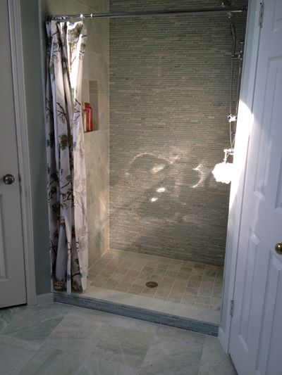 walk in shower using a shower curtain Tile Styles, Shower Curb, Curtains Decor, Small Bathroom With Shower, Refinish Bathtub, Walk In Shower Designs, Bathroom Closet, Bathroom Redesign, Diy Shower